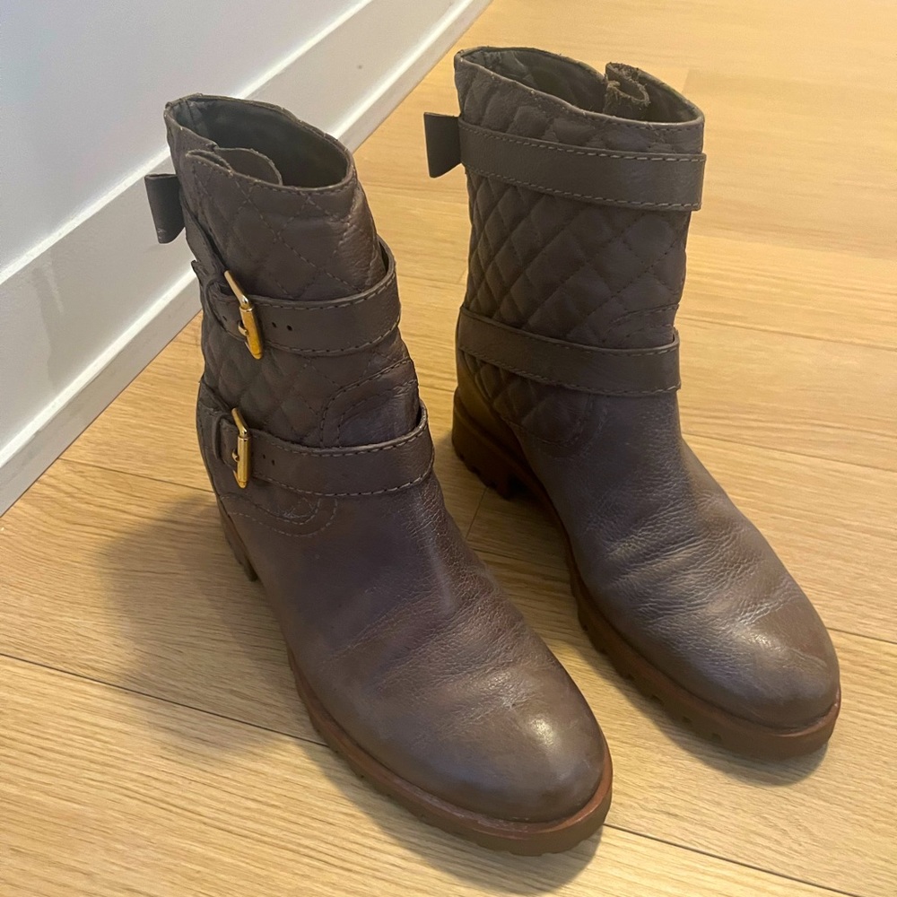 CUTE Kate Spade booties in tan with gold details 🤎💛